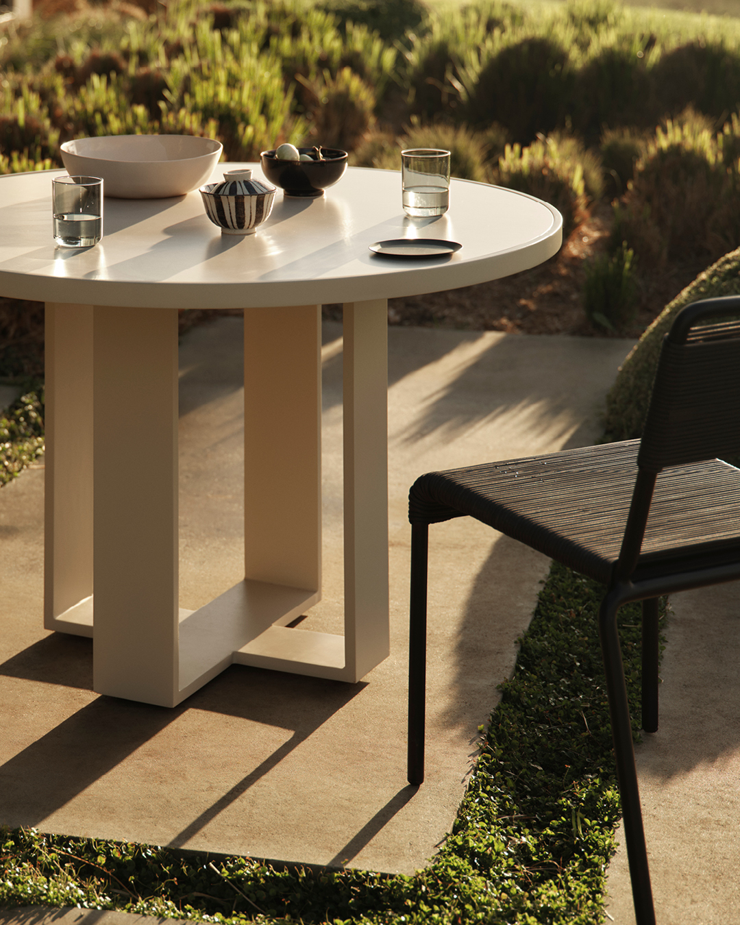 Outdoor Bond Round Dining Table