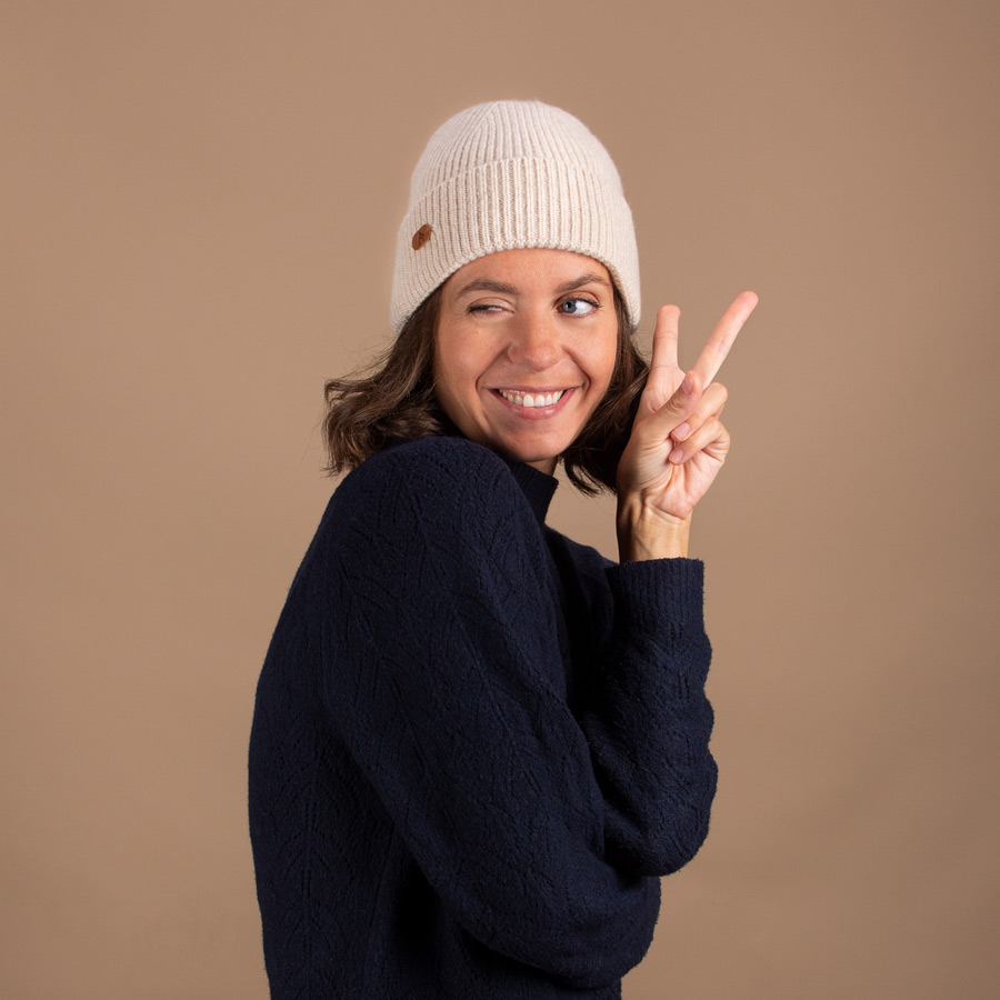 Cabaia Wir produzieren tierversuchsfreie und farbenfrohe Mützen, Socken, Rucksäcke und Handtücher für Männer, Frauen und Kinder. Unsere Accessoires haben alle ihre eigene Genialität zu entdecken.