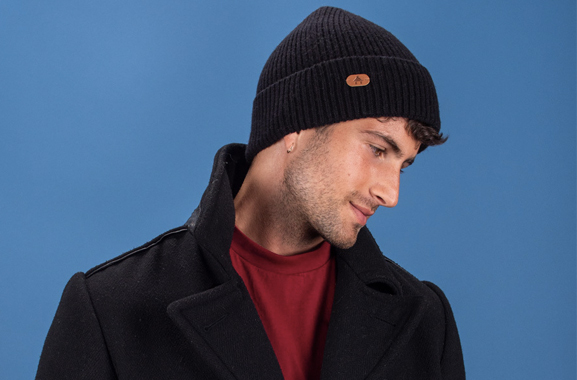 Cabaia Wir produzieren tierversuchsfreie und farbenfrohe Mützen, Socken, Rucksäcke und Handtücher für Männer, Frauen und Kinder. Unsere Accessoires haben alle ihre eigene Genialität zu entdecken.