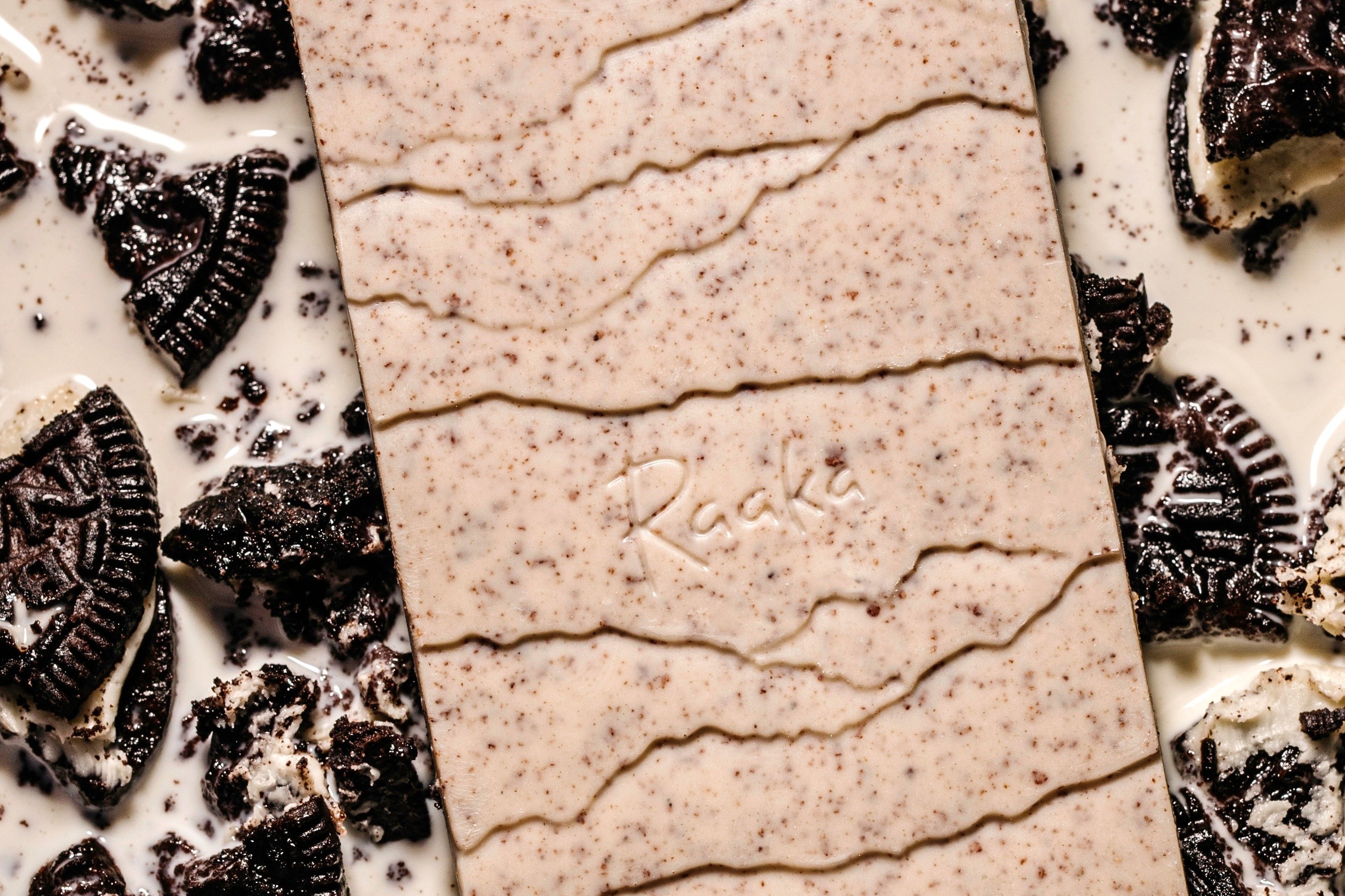 Cookies & Cream bar in cream with cookie pieces