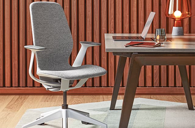 Silla de oficina Steelcase SilQ en gris, de frente a la derecha, en una oficina doméstica