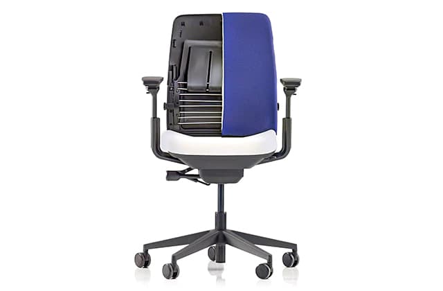 Silla de oficina Steelcase Amia en azul, de frente, mostrando la estructura del respaldo, sobre fondo blanco