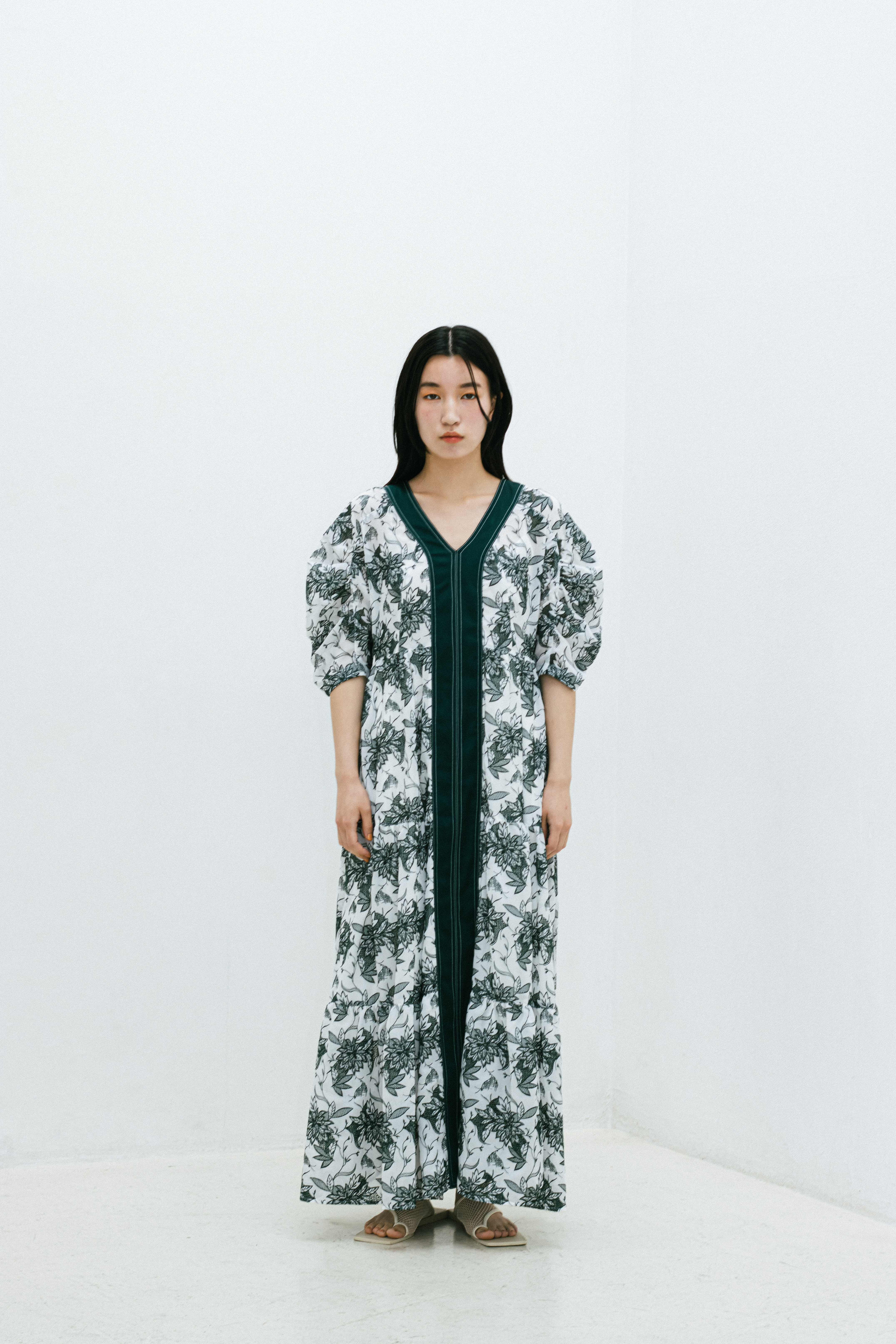 Dahlia embroidery tiered dress(Black) – MURRAL 日用品の卸・仕入れ MURRAL Black Dahliaembroiderytiereddress ロングワンピース