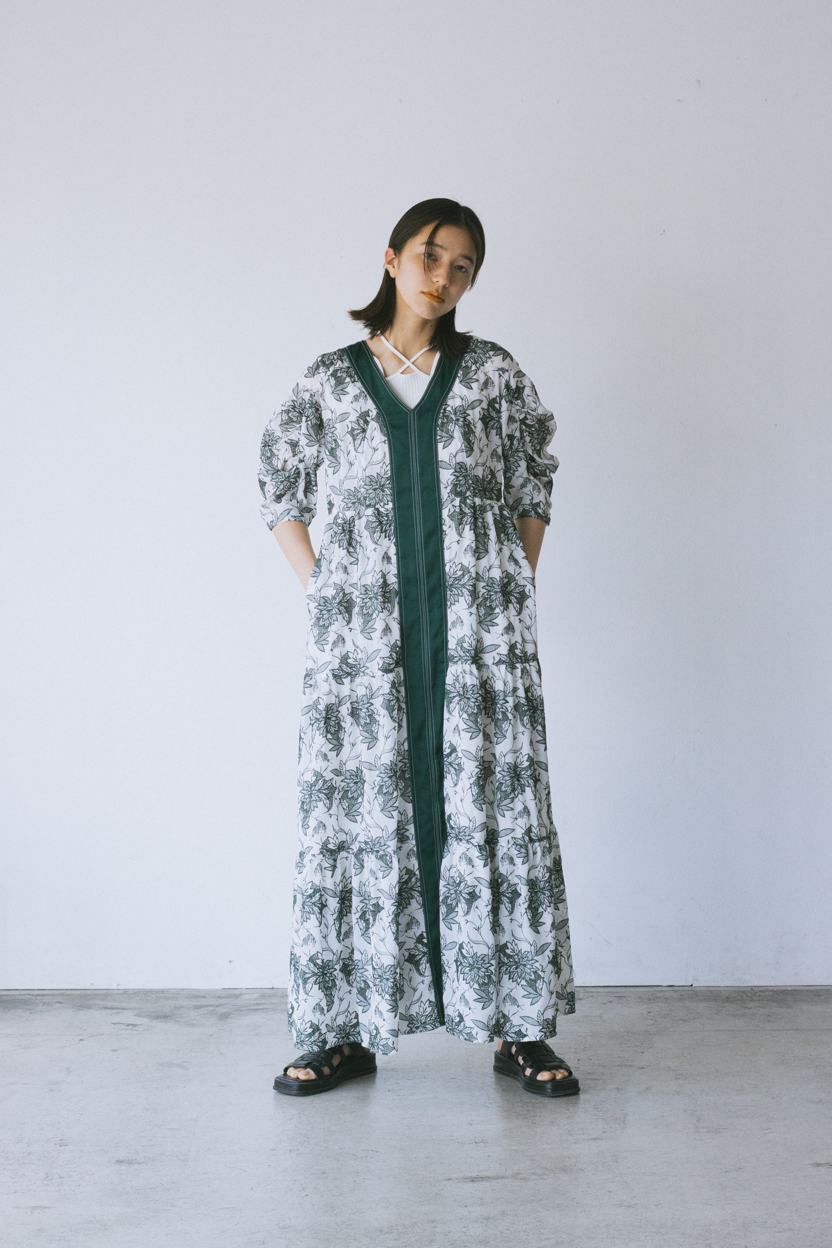 Dahlia embroidery tiered dress(Black) – MURRAL 日用品の卸・仕入れ MURRAL Black Dahliaembroiderytiereddress ロングワンピース