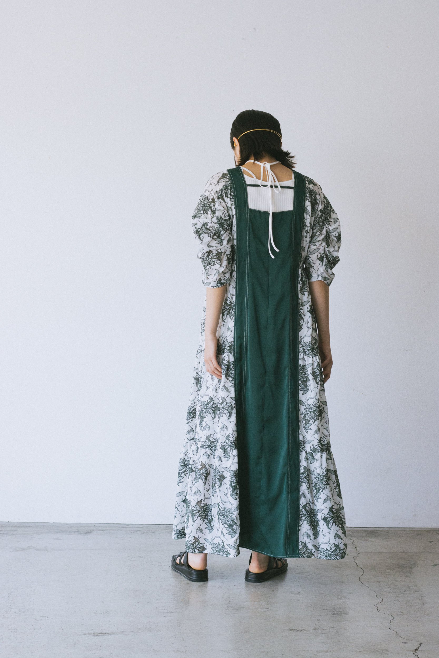 Dahlia embroidery tiered dress(Black) – MURRAL 日用品の卸・仕入れ MURRAL Black Dahliaembroiderytiereddress ロングワンピース