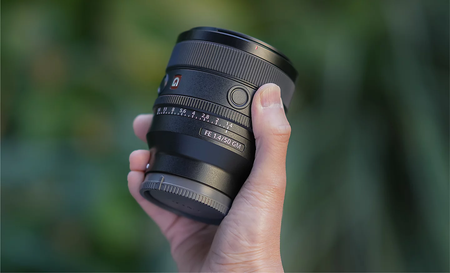 A lightweight and Compact Lens with Incredible Performance