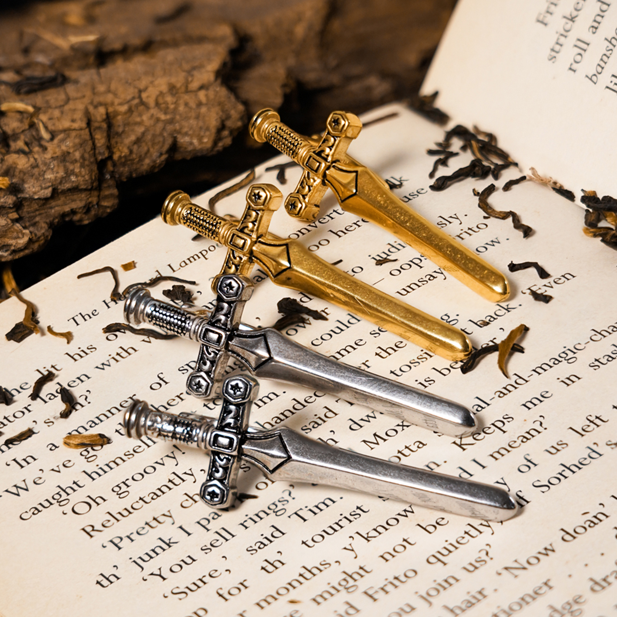  Goldene Dolch -Ohrring -Kleiderbügel (Paar)