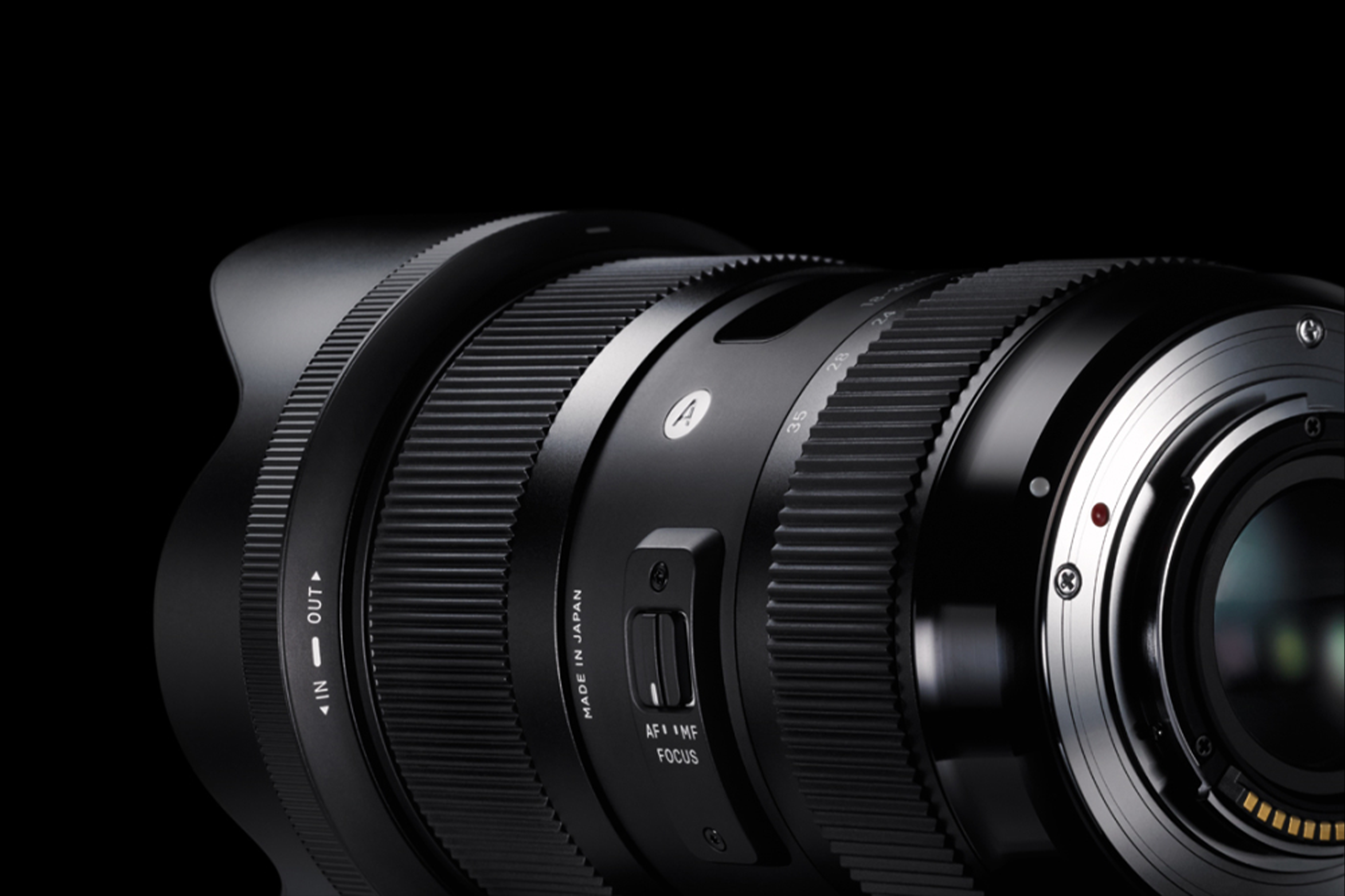 The definitive large-aperture APS-C format standard zoom lens.