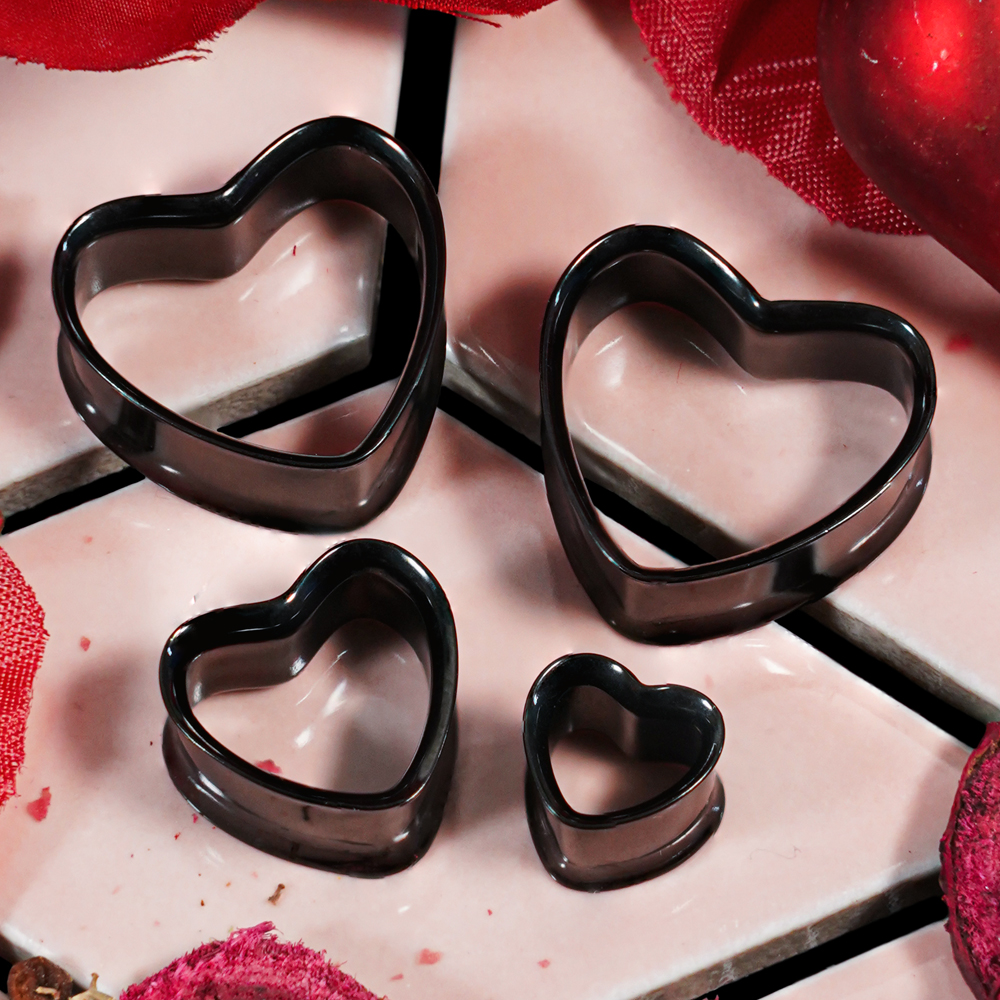 Heart Shaped Black Steel Tunnels 1 Herzförmiger schwarzer doppelt ausgestellter Tunnel / Plug / Dehner aus Edelstahl