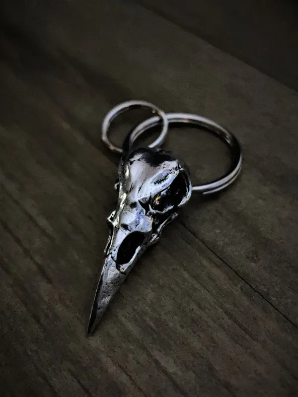 bbk-05-raven-skull-keychain-product-detail-image