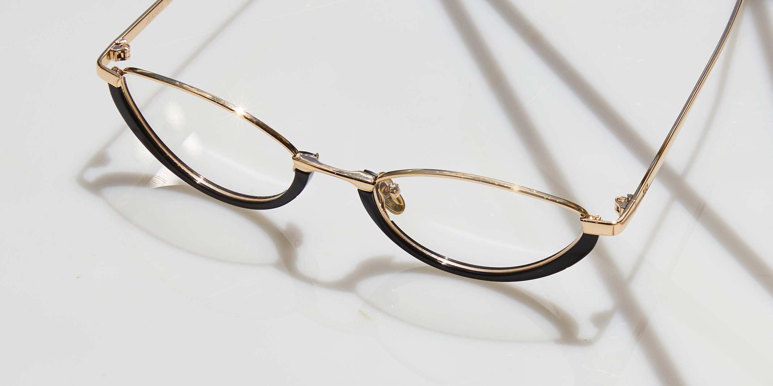 Détails de la photo de Jeanne Black & Gold Lisant Lunettes dans une pièce