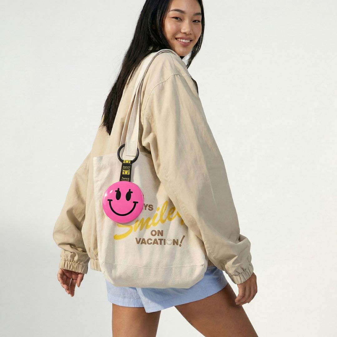 Looks good on your bag. Keeps you confident on the go.