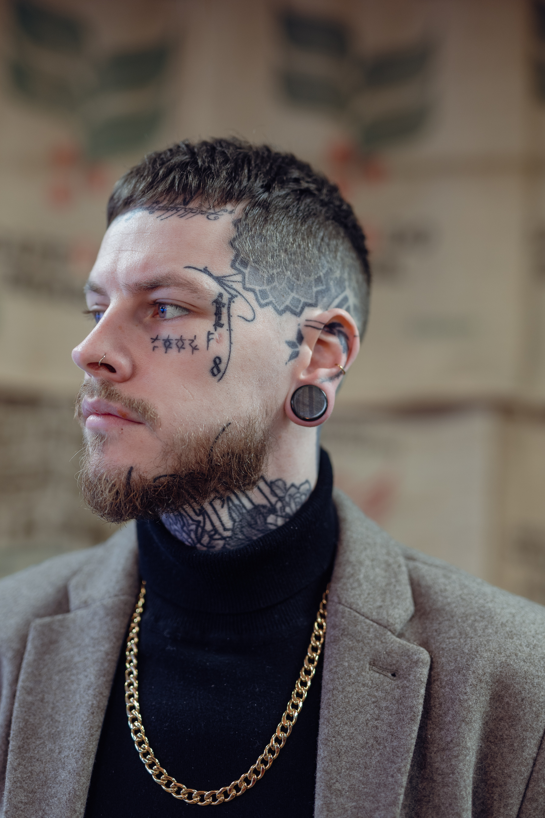 Guy wearing classy Blauer Tigerauge-Stein Plug / Gauge