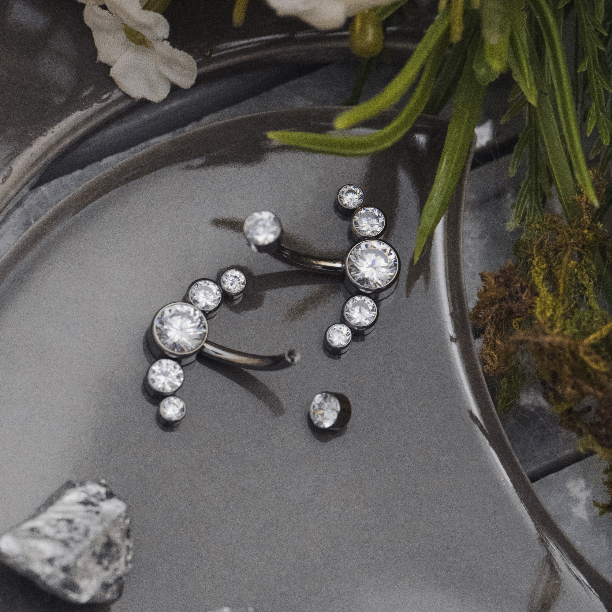 Titanium Internally Threaded Curved Clear Diamond Cluster Bananabell 1.6mm Gauge in Silver