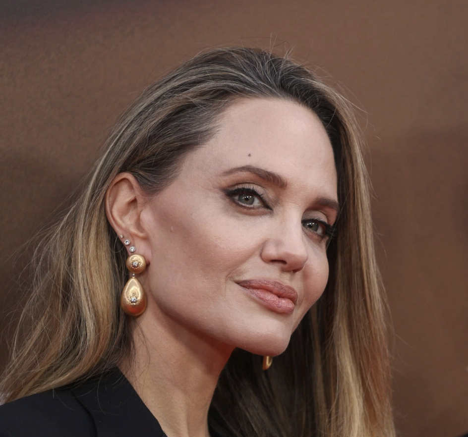 Diamond Stud - Angelina Jolie - Stud.png