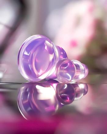 Girl wearing pretty Schwarzer Netz-Jaspis Single Flare Stein Plug / Gauge