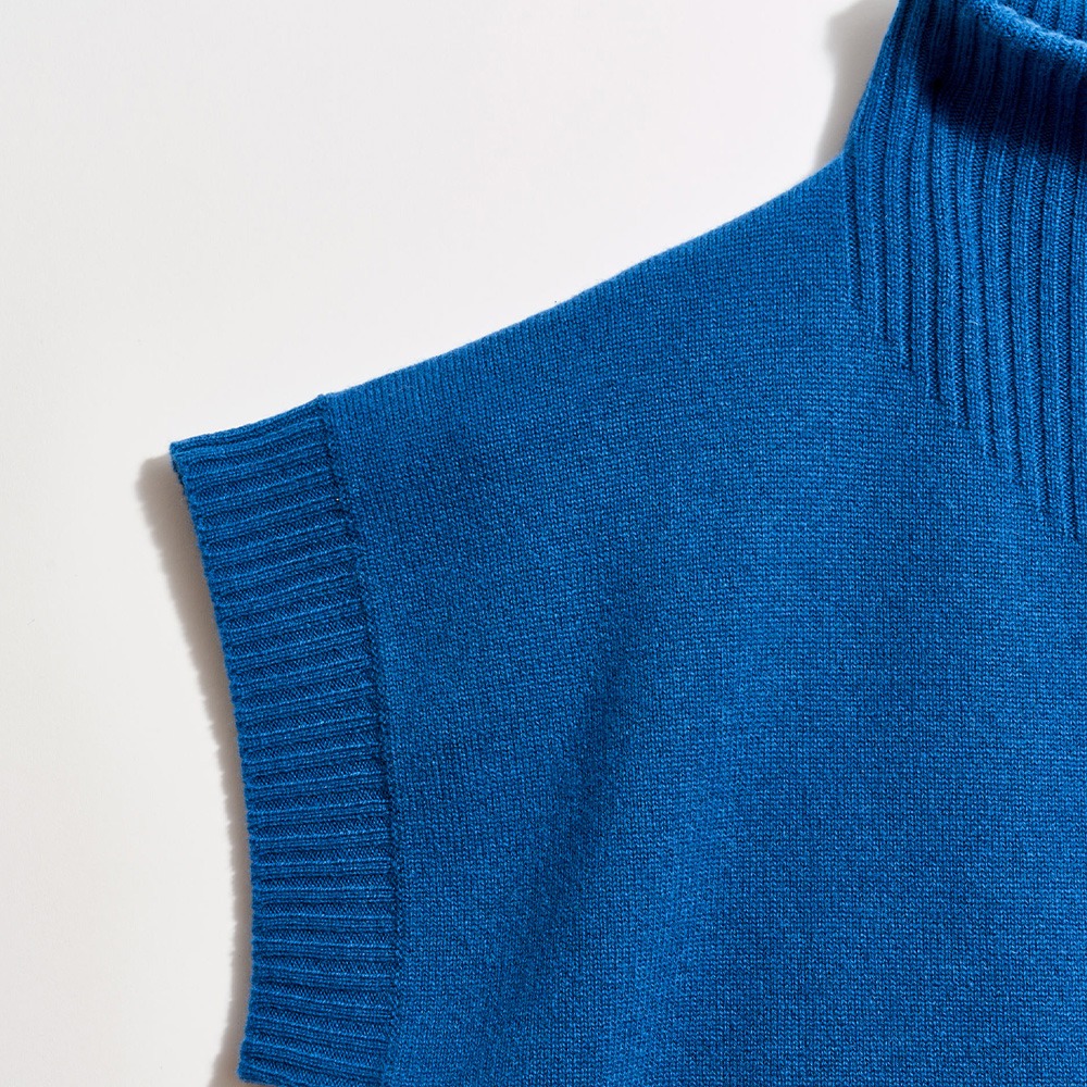 Rib trim at sleeve