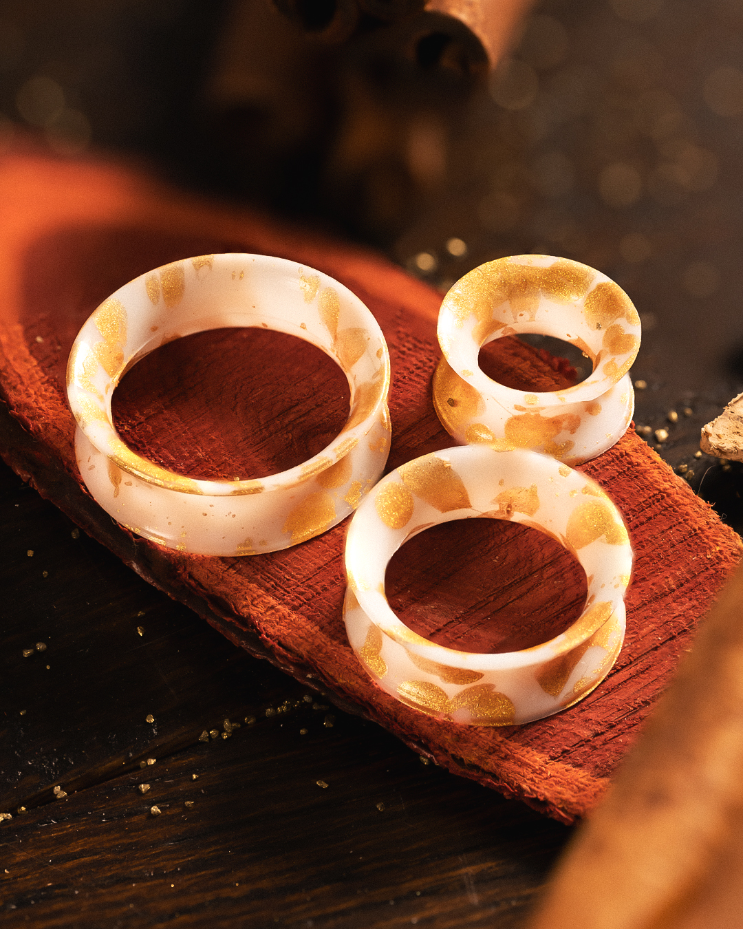 cool  Splatter White & Gold Eyelet Silicone Ear Tunnel