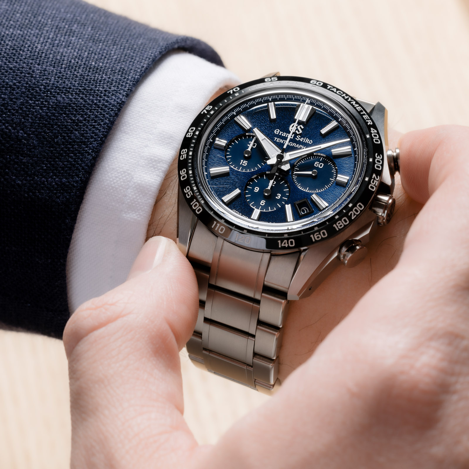A high-precision chronograph with a resounding, tactile feel. 