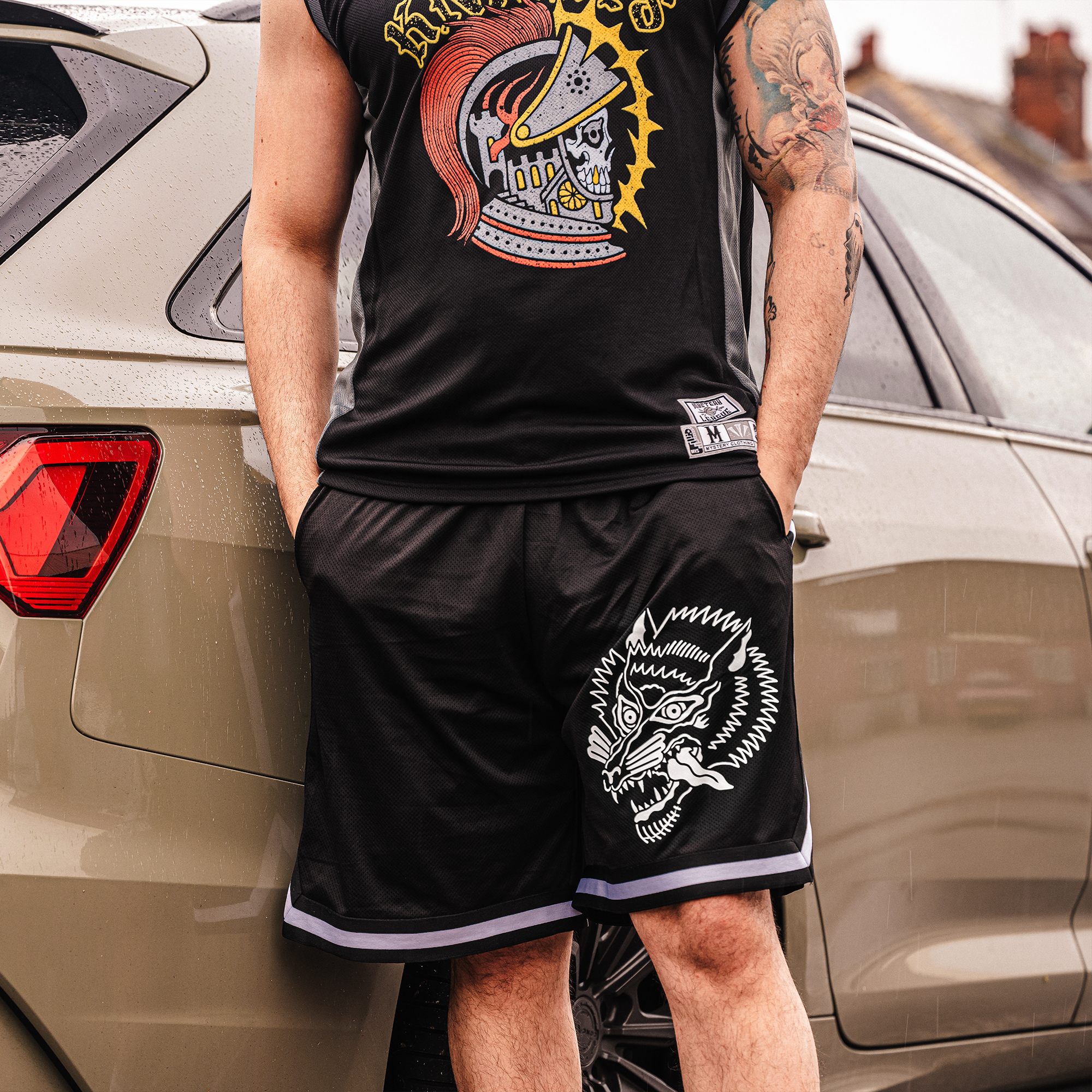 Man wearing  audi sports carWolf-Basketball-Shorts