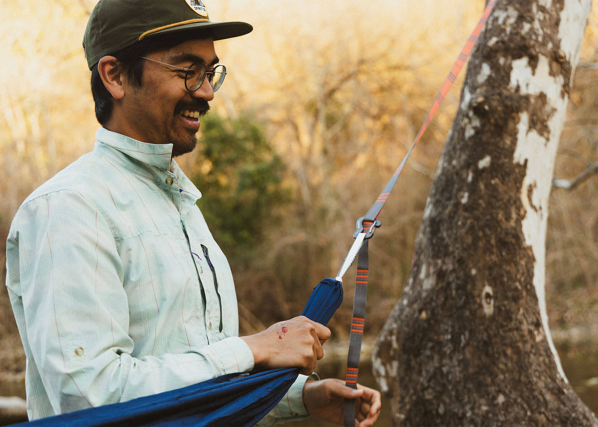 Man setting up Roo Single in Midnight Blue with Python 10 straps. 