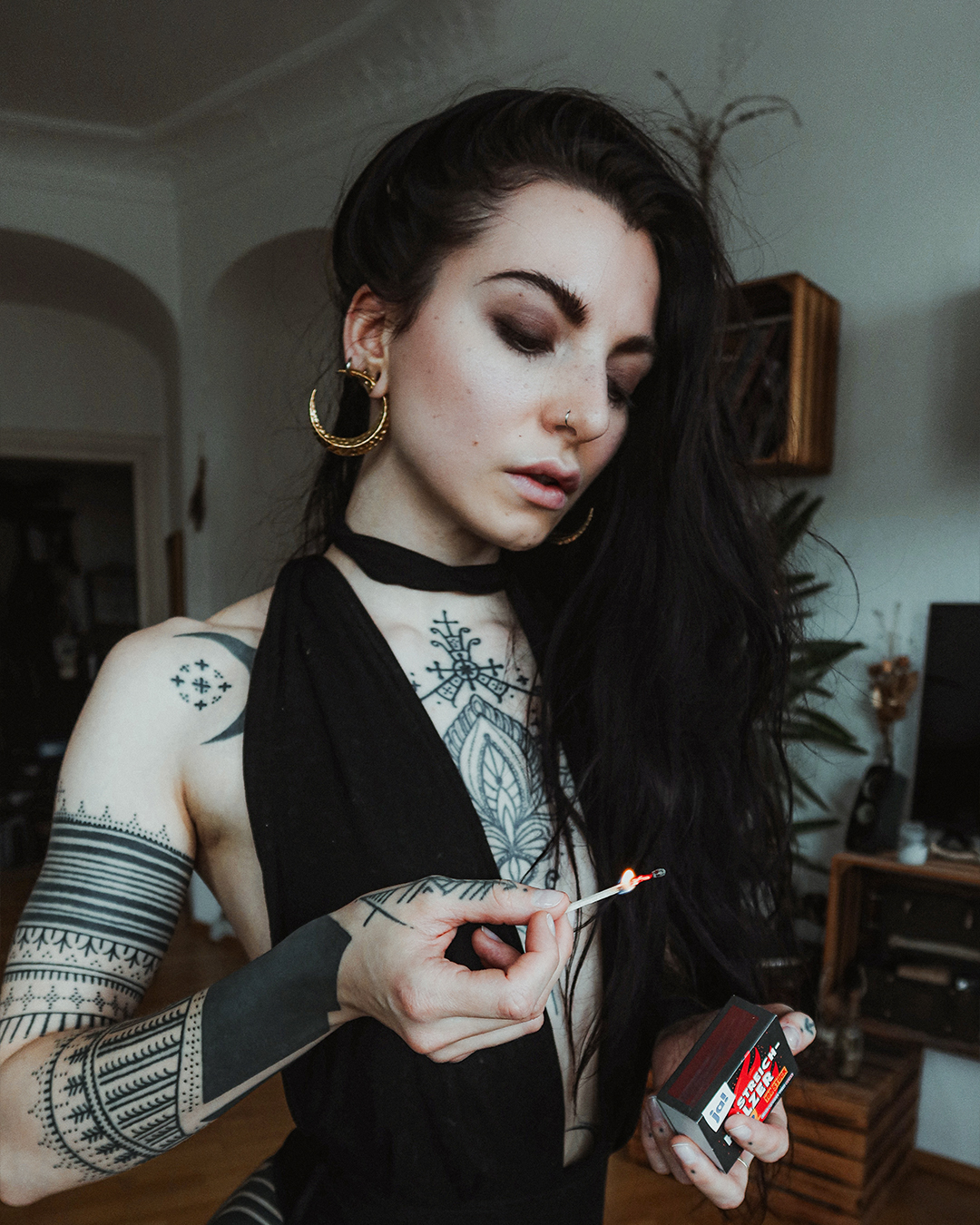 Beautiful Hippie Tattooed Woman Wearing Gehämmerte Goldene Mond-Ohrringhänger (Paar)