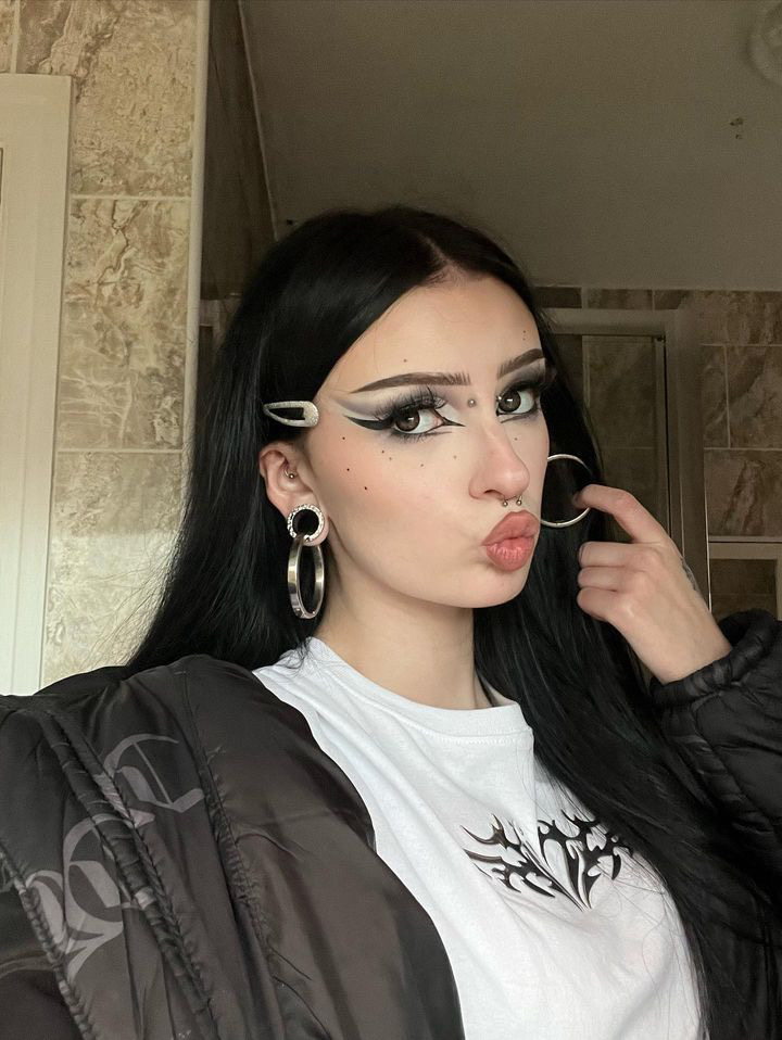 MUA Hot Girl wearing Silver Hoop Ear Weights (Pair)
