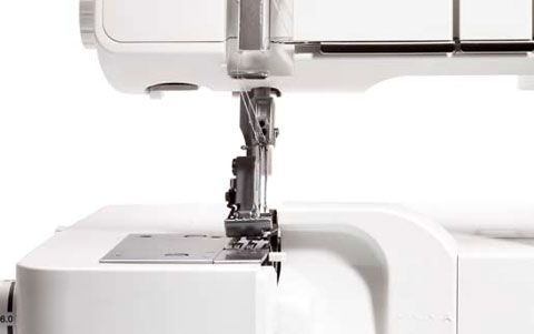 Pfaff Hobbylock 2.5 - A large sewing space