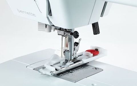 Bernette B35 automatic buttonhole feature