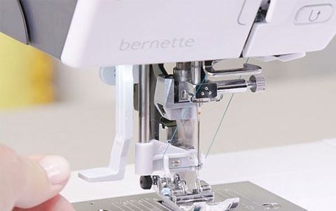 Bernette B79 - Easy to use needle threader