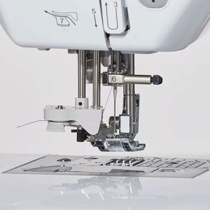 Brother F560 - Easy to use needle threader