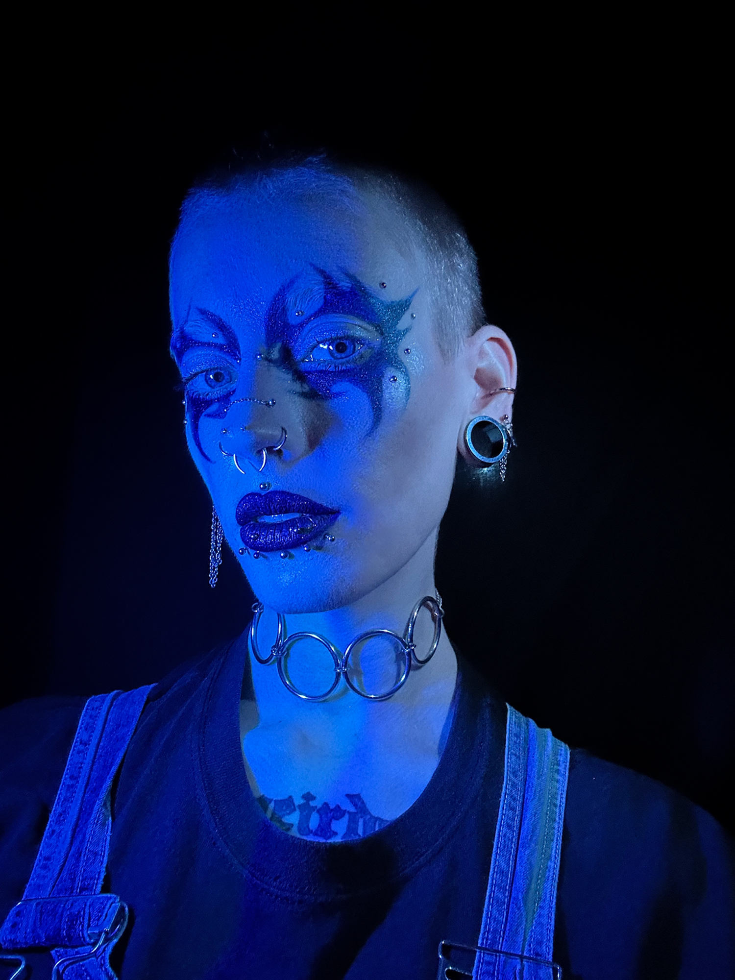 Alternative woman wearing  Blue Screwback Stainless Steel Tunnel