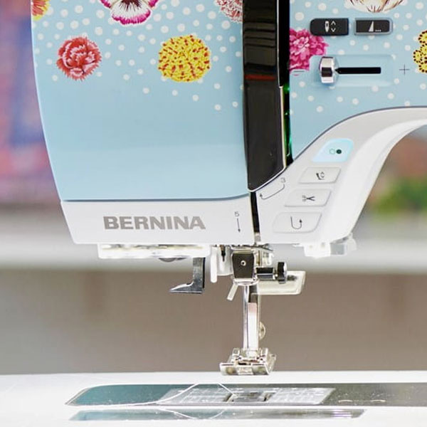 Bernina 570QE Kaffe Edition - Your hands stay on the fabric