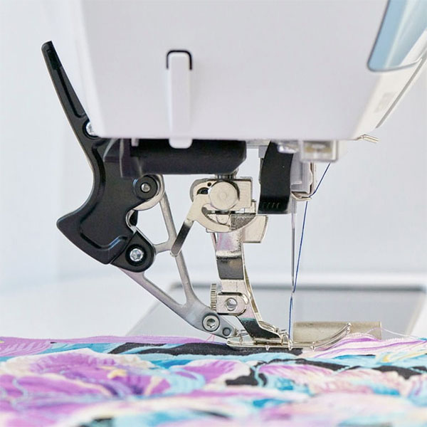 Bernina 570QE Kaffe Edition - Quilt all materials with ease