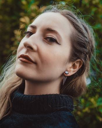Alternative Goth Woman wearing Weißer transparenter Fake-Taper / Plug / Gauge