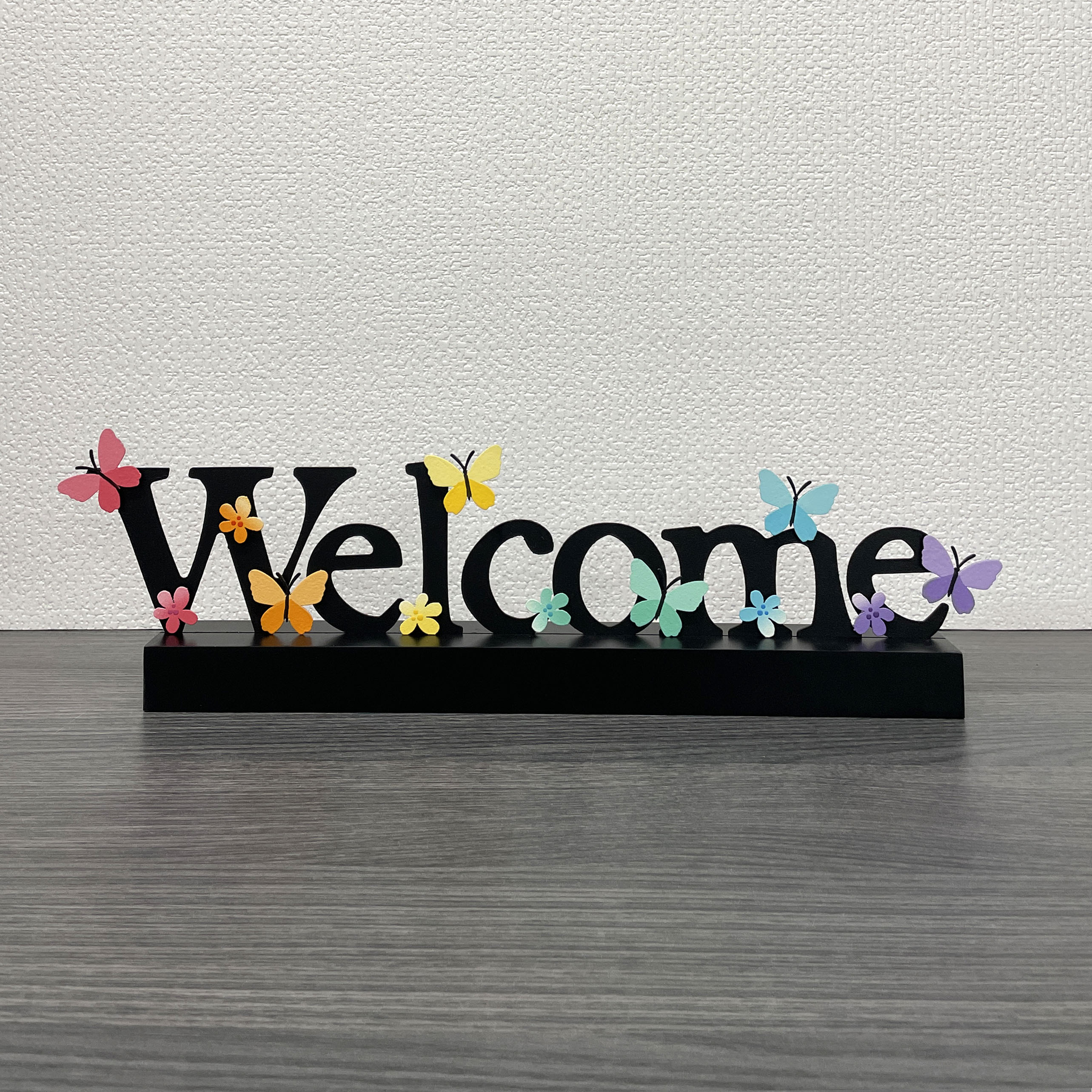 Welcome sign with decorative magnets.