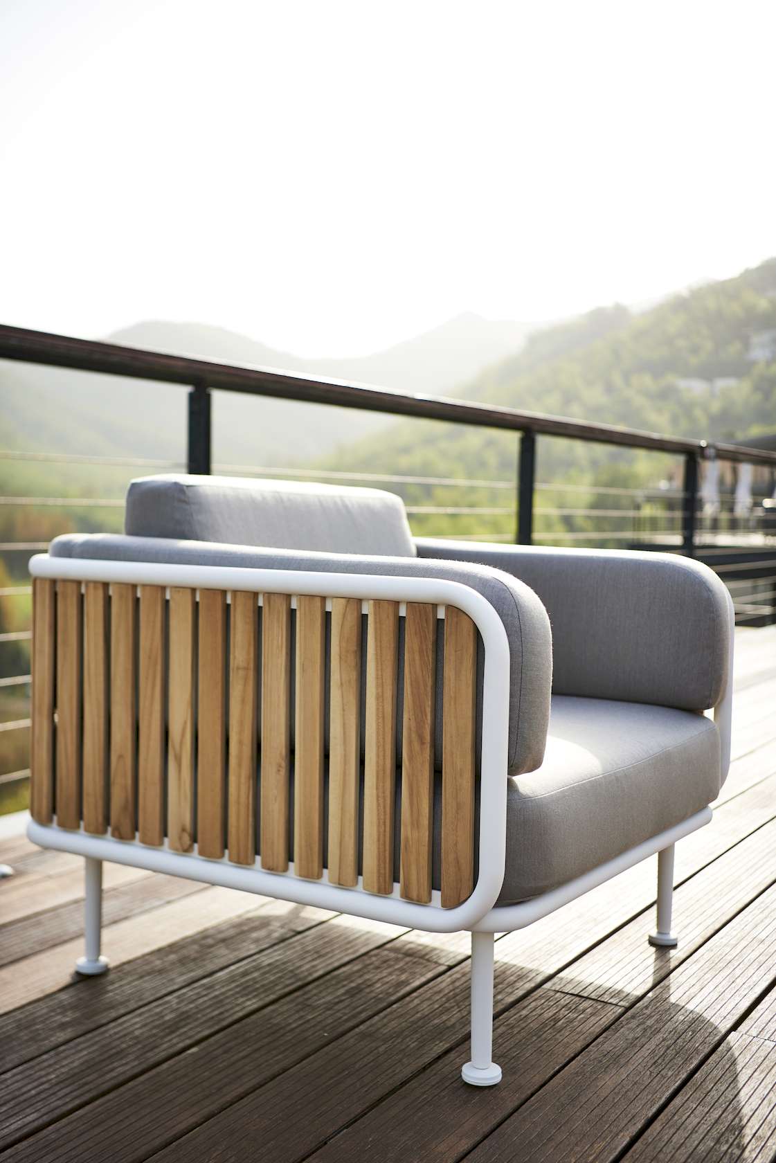 Mindo 100 Lounge Chair - Carbon - Floor Stock