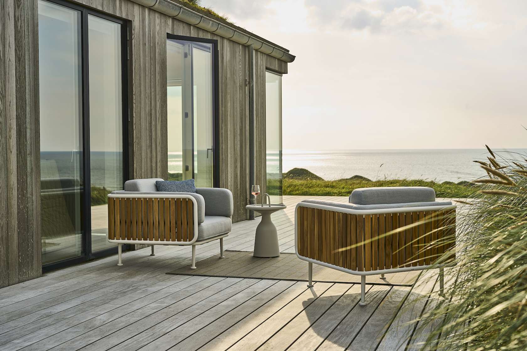 Mindo 100 Lounge Chair - Carbon - Floor Stock