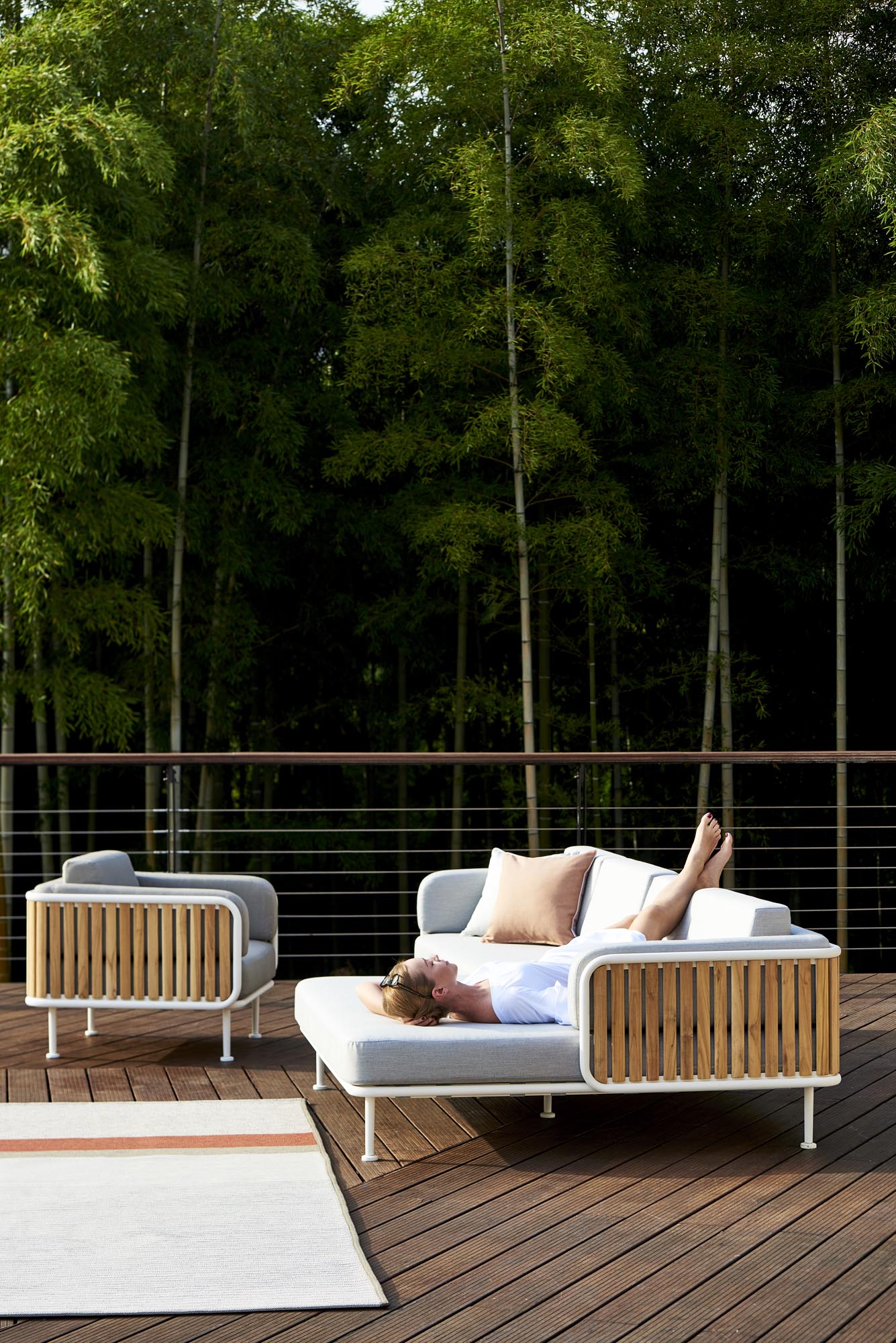 Mindo 100 Lounge Chair - Carbon - Floor Stock