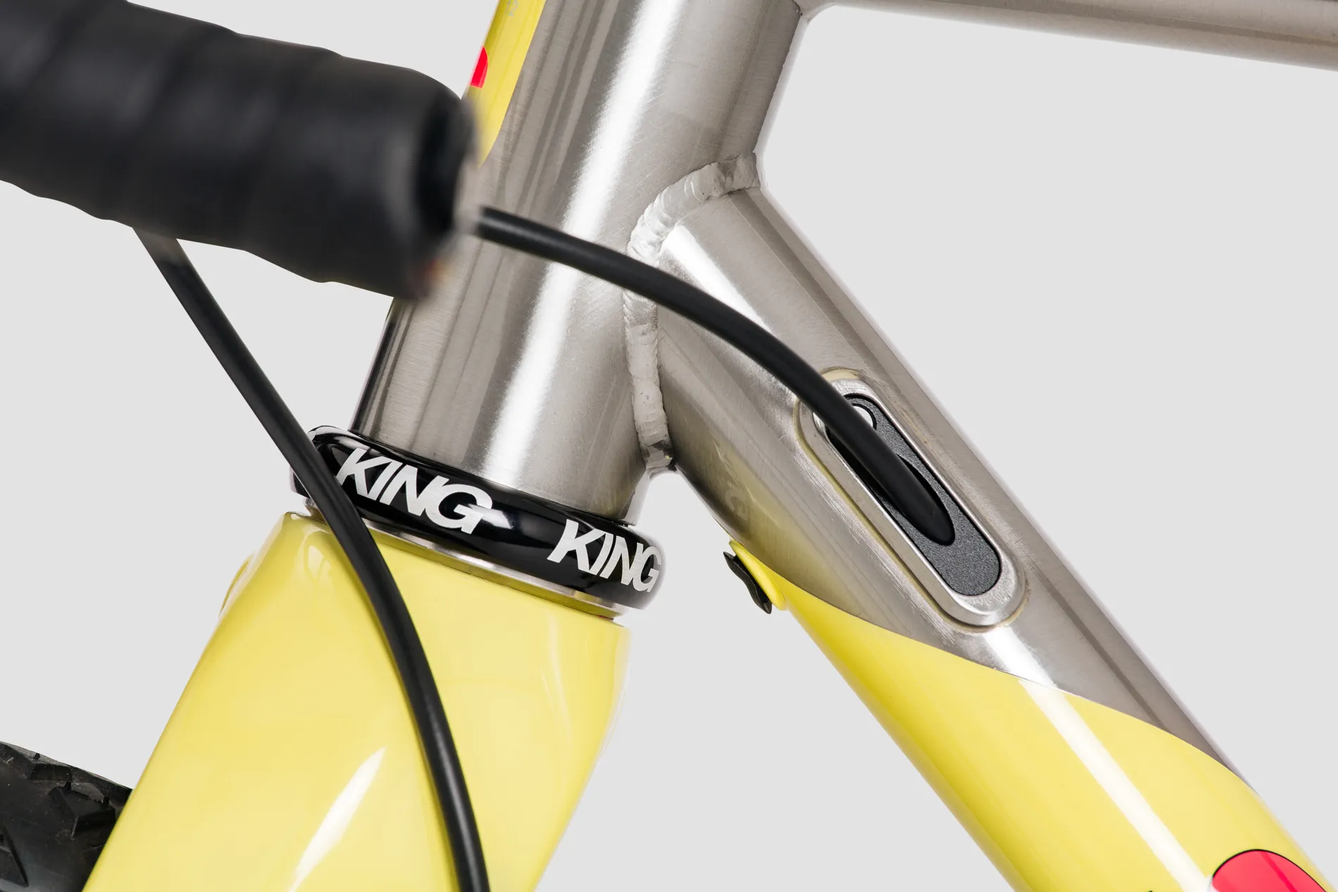 Cable routes of Erdgeschoss gravel bike in yellow colour