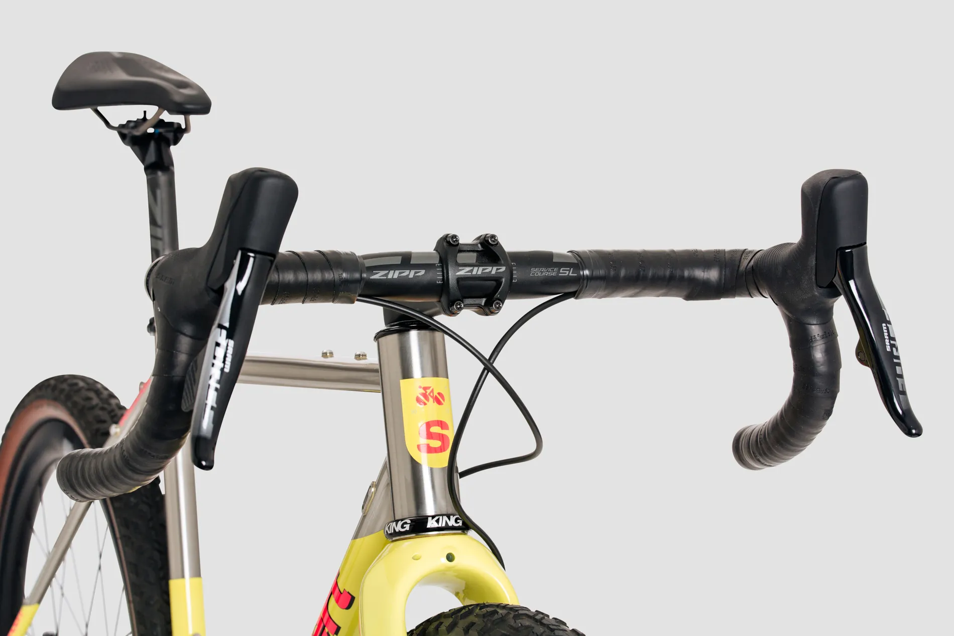 Handlebar of Erdgeschoss steel gravel bike in yellow colour