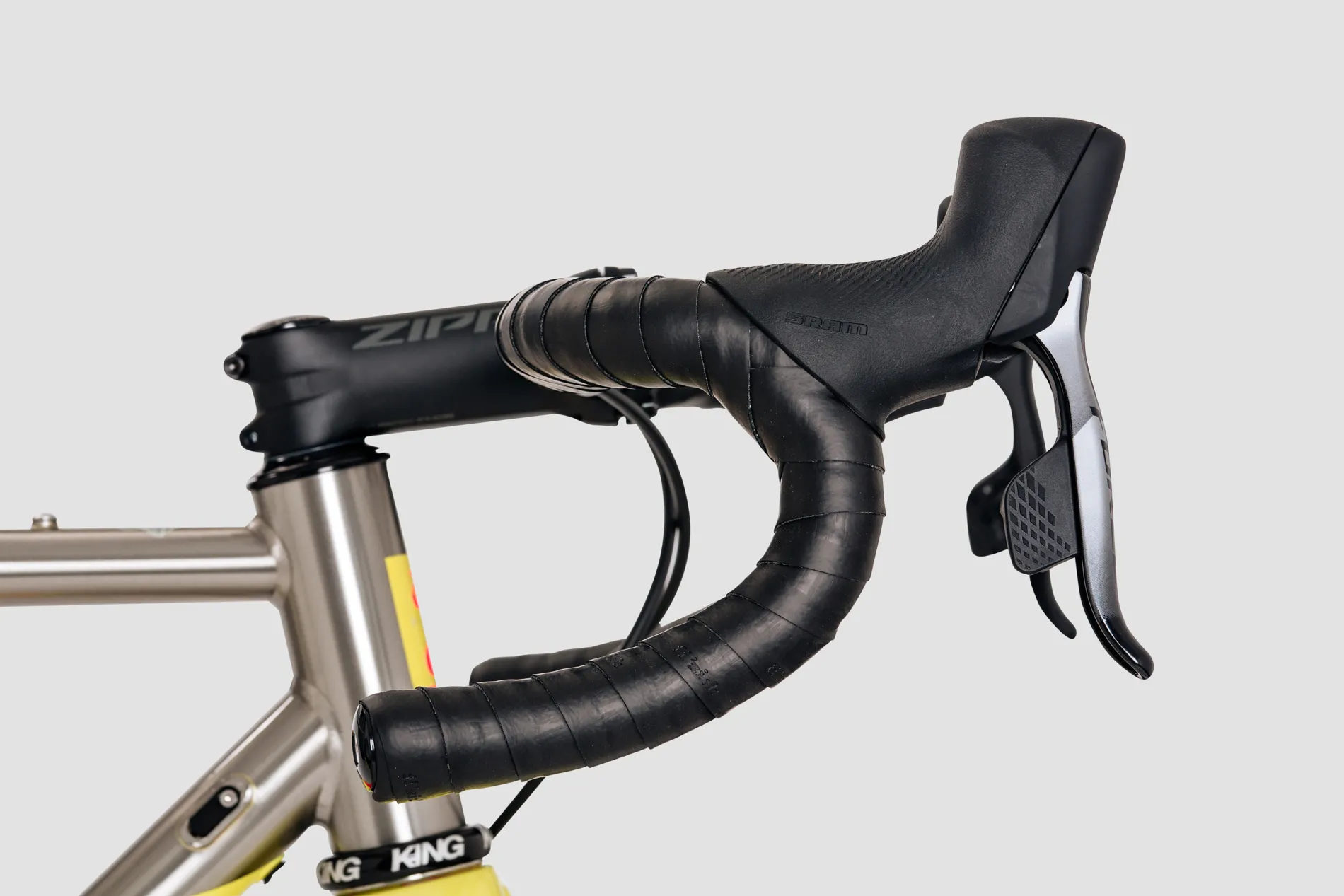 Zipp handlebar of Erdgeschoss gravel bike in yellow colour