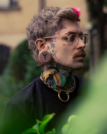 Alternative man wearing big ({Product Title})