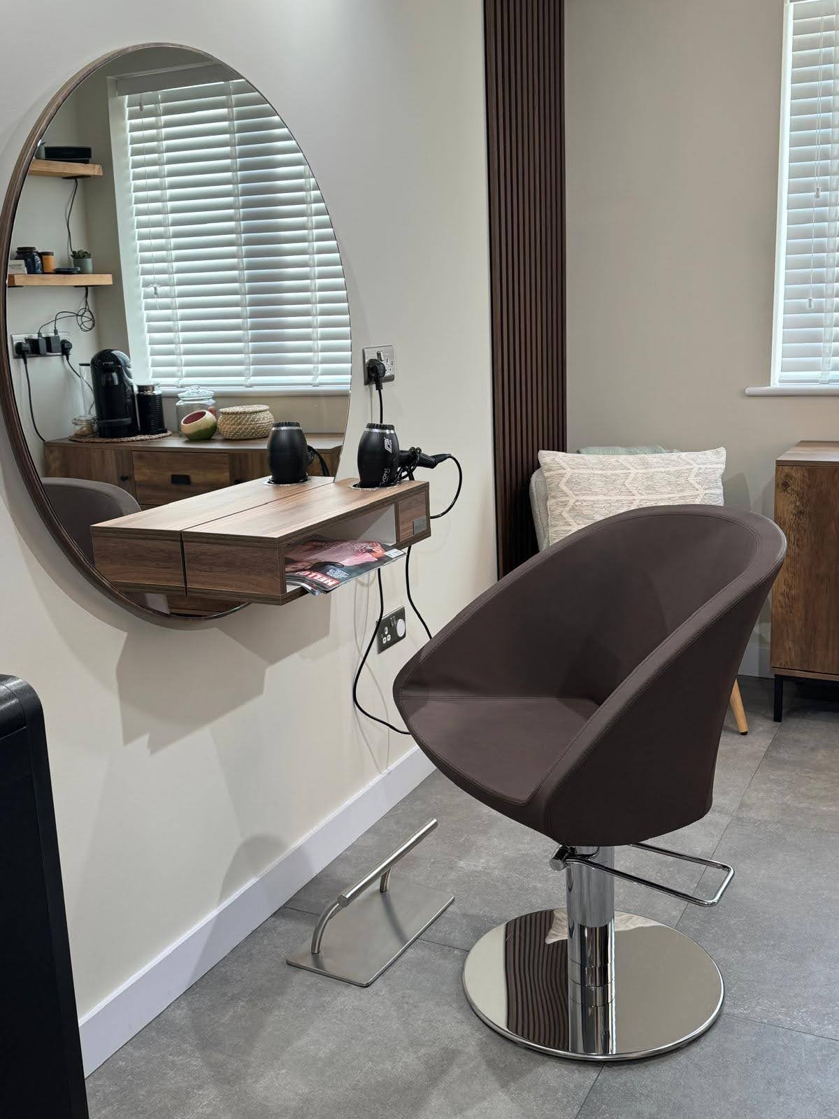 Karisma Gala Styling Chair & REM Solar Wall Unit