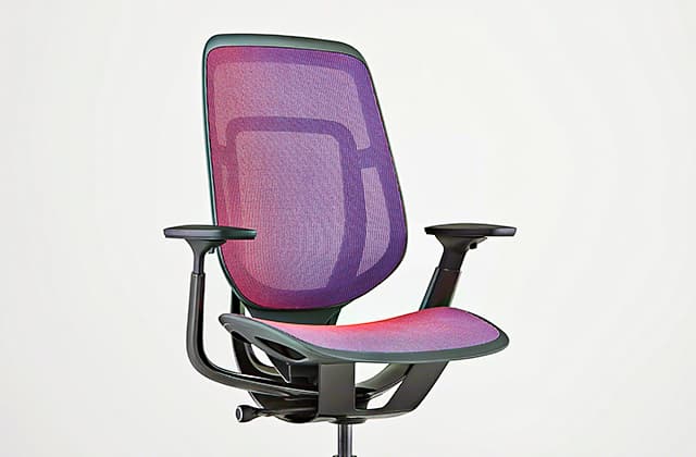 Silla de oficina Steelcase Karman en Shift Red-Blue, de frente a la derecha, en una habitación blanca