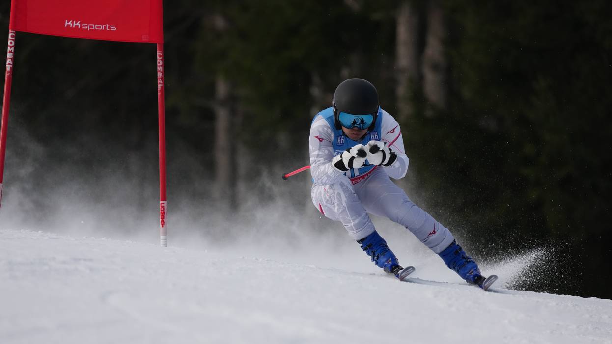 Focus hold buttons offer flexible control