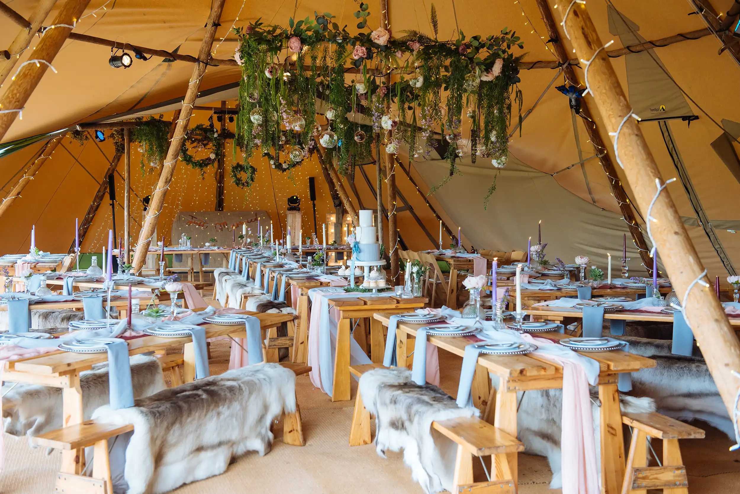 //cdn.accentuate.io/8621029785850/1729165849250/2577_TABLES-BENCHES---Elite-Tents-by-Birmingham-Wedding-Photographer-72.webp?v=1729165849250