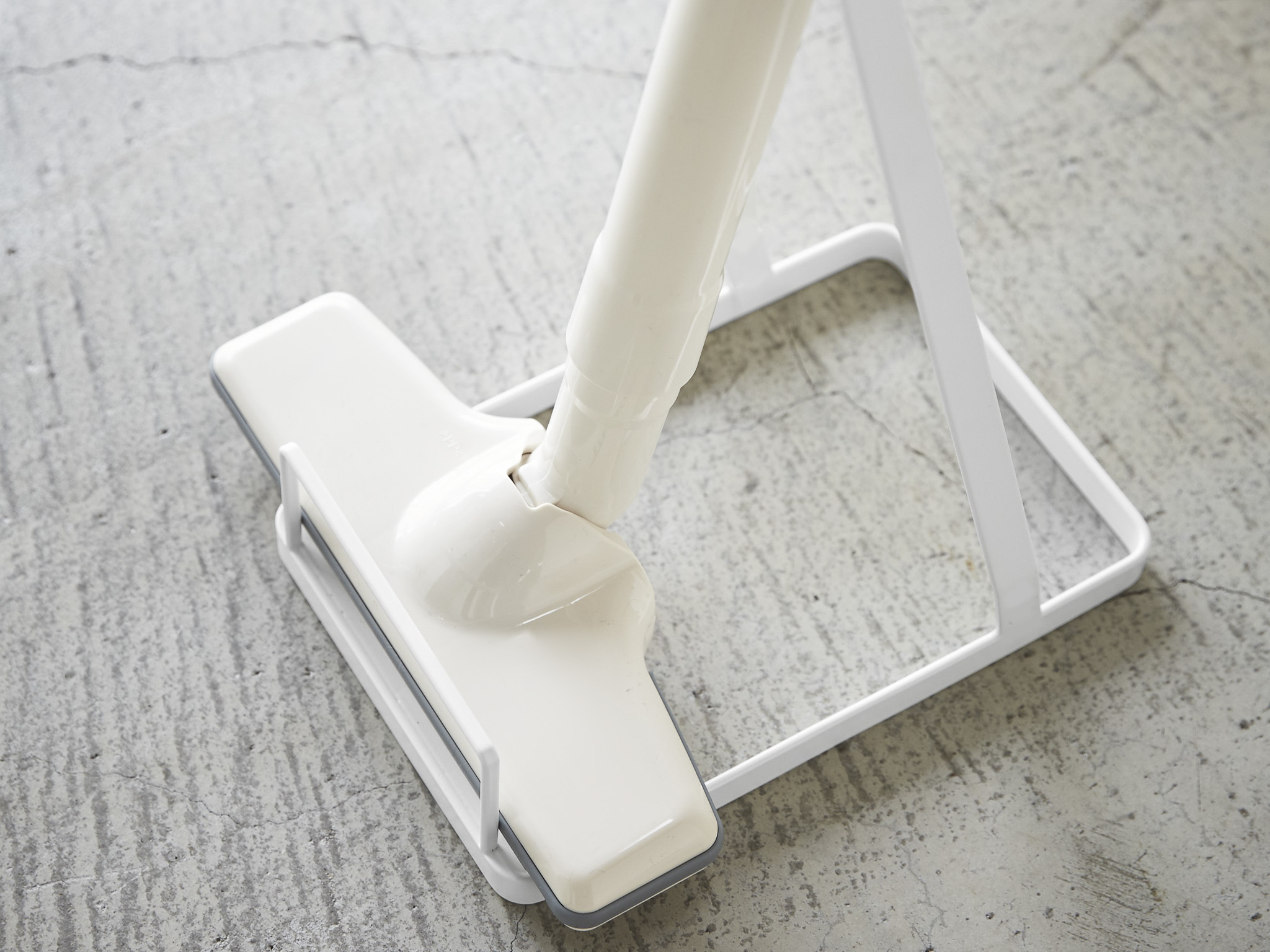 Vacuum Cleaner Stand : Tip-over guard