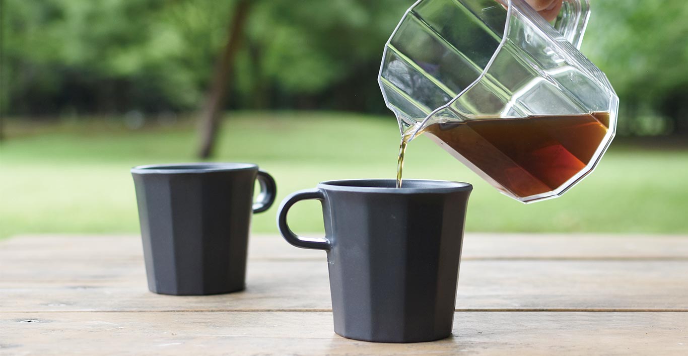  Pouring coffee with ALFRESCO coffee server into a ALFRESCO mug black  