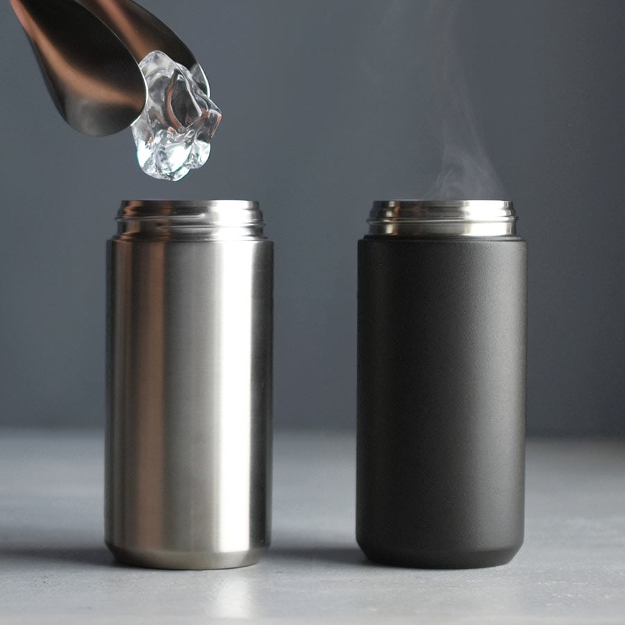  Ice being put into the TRAVEL tumbler 350ml in stainless steel. TRAVEL tumbler 350ml in black with steam. 